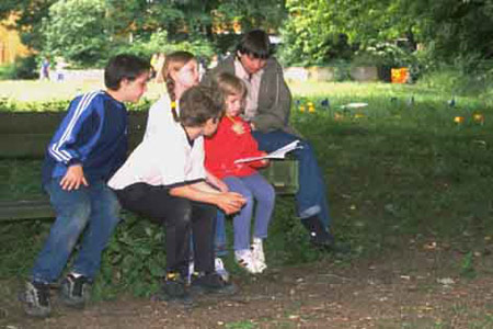 Kinder auf der Bank